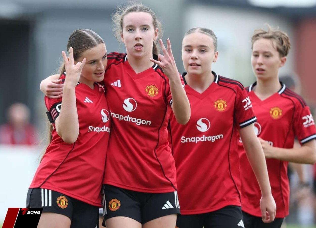 Nhìn lại 8 năm ấn tượng của Hadfield ở Man United